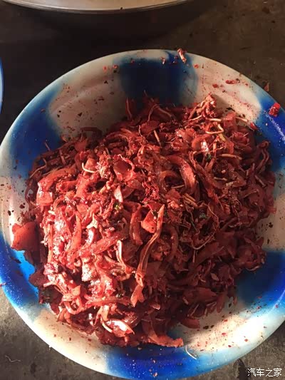一道云南特色菜肴之红生就这样成形,有谁想吃