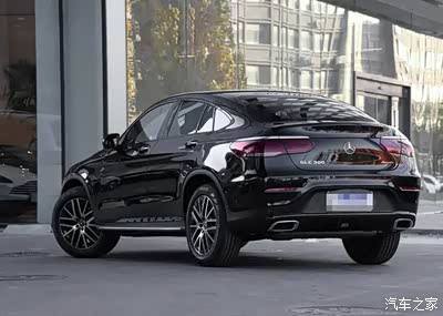 2021款奔驰glc的外观让人能够感受到非常强烈的霸气感