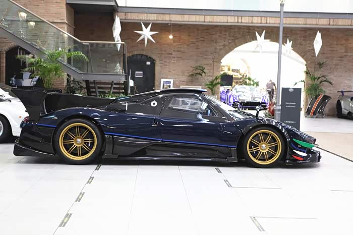 这款帕加尼真是美极了,那金色的轮毂真是炫酷,车头设计很独特.