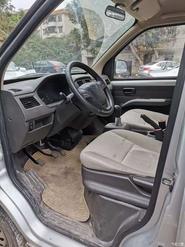 五菱荣光面包车一直都是很具实用性的!