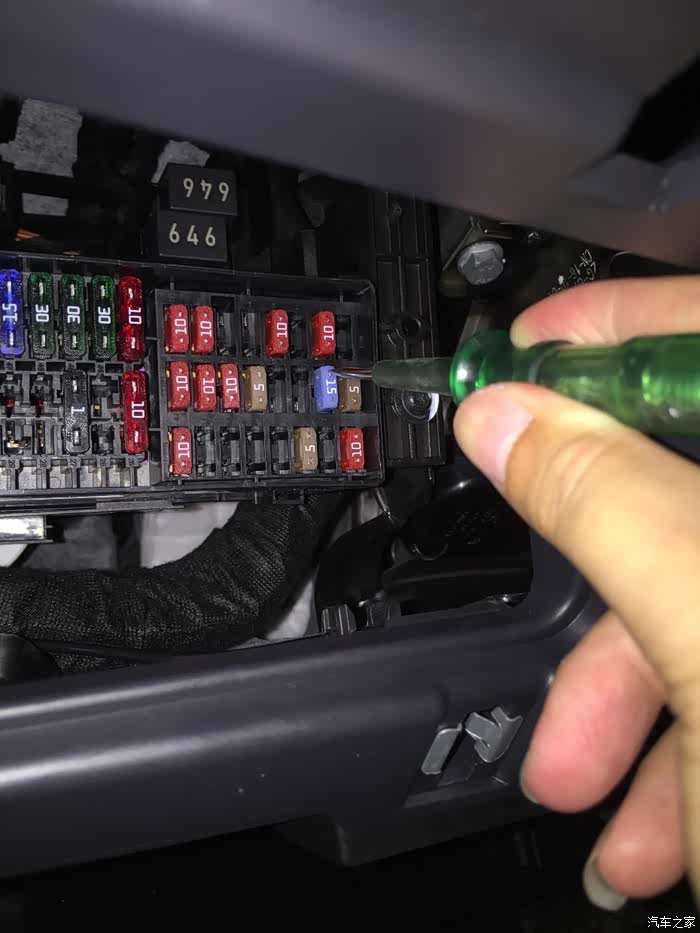 接下来就是找acc开启后有工作的保险丝了,推荐这个15a的保险丝位置