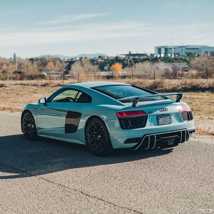 拥有了四个圈的奥迪r8,蓝色的外观,那尾翼更是楚楚动人,爱了