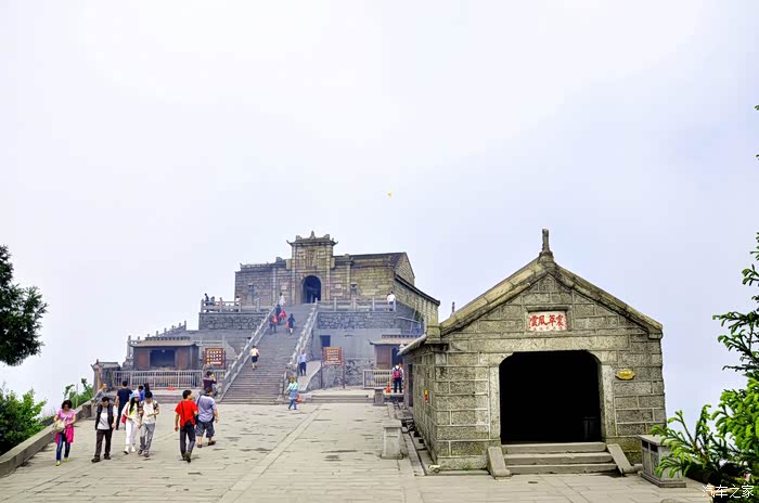 祝融峰南岳72峰主峰海拔1300.2米