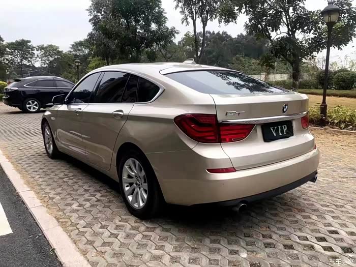 土豪金的宝马,车身的颜色真是太吸引人了,那后备箱真的很实用