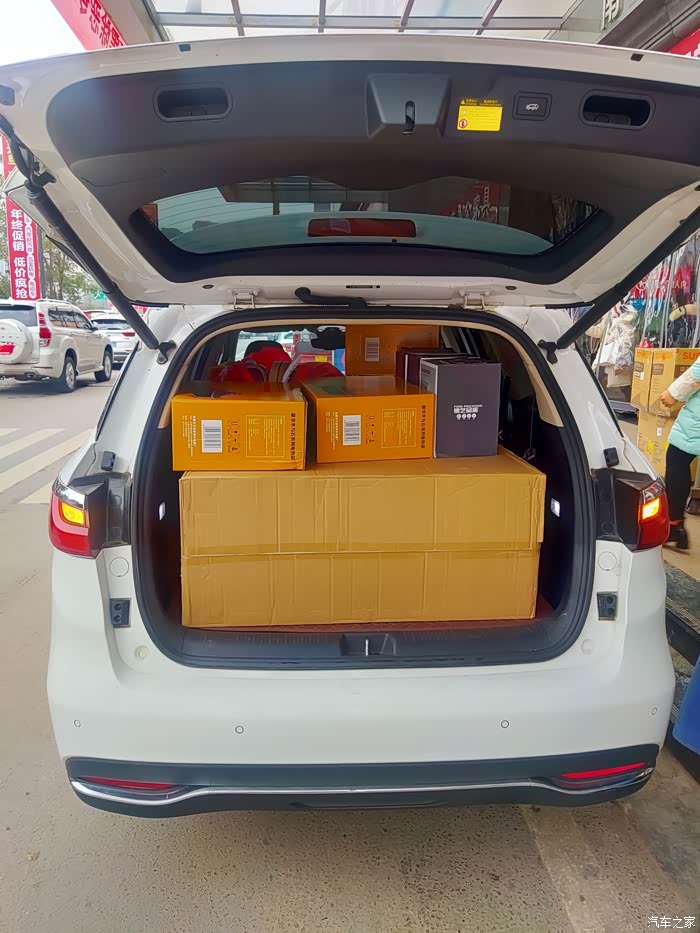 实用型宋max,后备箱太能装了!给老妈帮一个大忙!