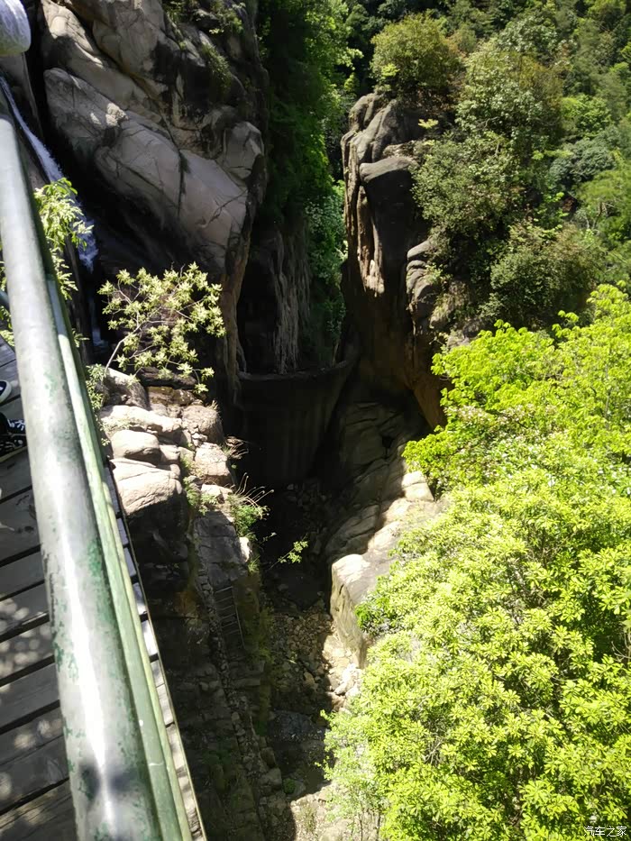 站在顶端的青莲台上,群山,秀湖尽收眼底,大手一挥,竟有指点江山的豪气