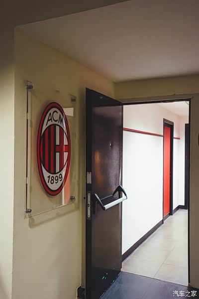 ac米兰的更衣室,更衣室面积不大.