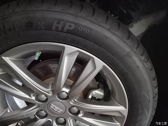 而主人却在那看着自己的改款车 但这银灰色的轮毂确实要比老款的炫酷