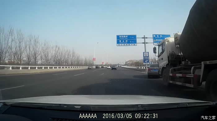 隔着4条车道并道,下次你可能就不那么幸运了