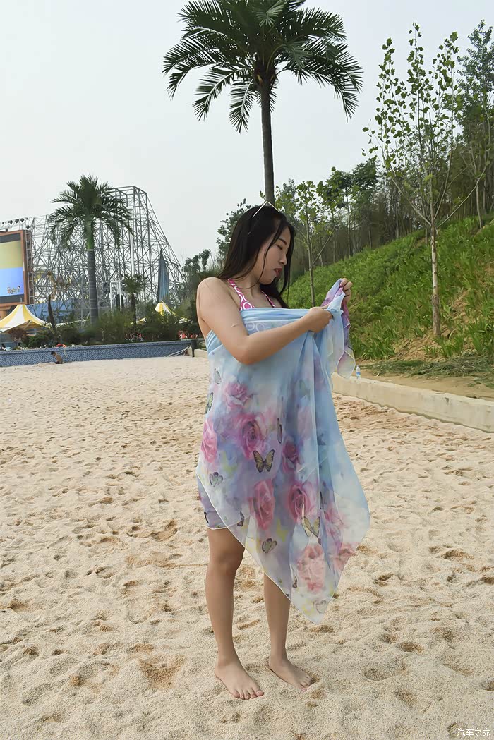 沙滩比基尼草裙舞丷丷带着女友开着小五唱着歌嘻嘻