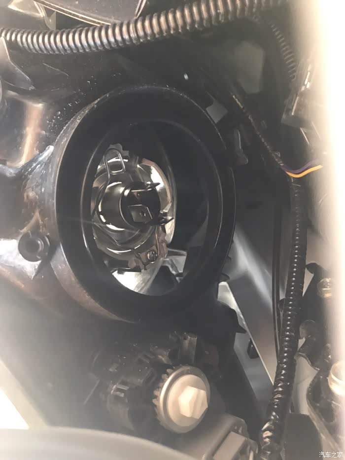 自己动手更换大灯灯泡作业