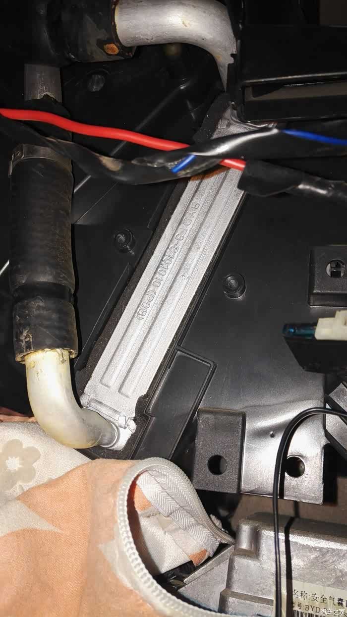 更换比亚迪f3暖气水箱时外面有一个塑料壳忘记怎么安装了,求图