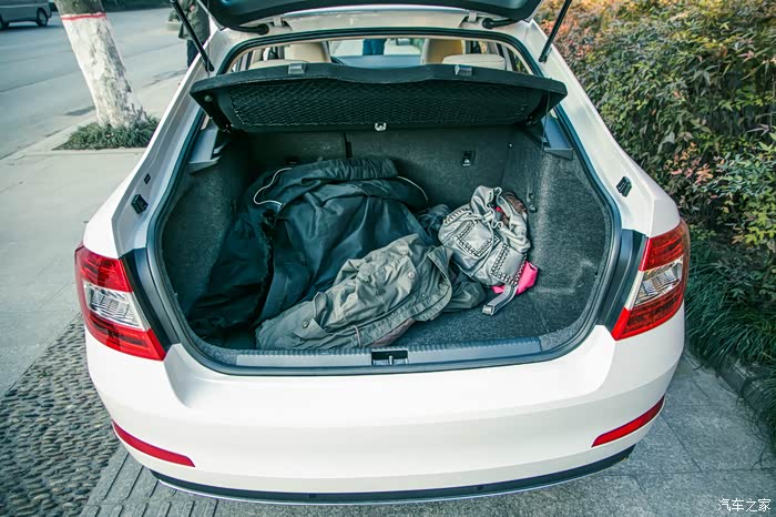 当然,最大的还这个后备箱.开口大,深度也不错.居家旅行没sei了!