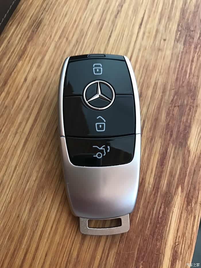 奔驰新e300运动时尚媳妇当车模