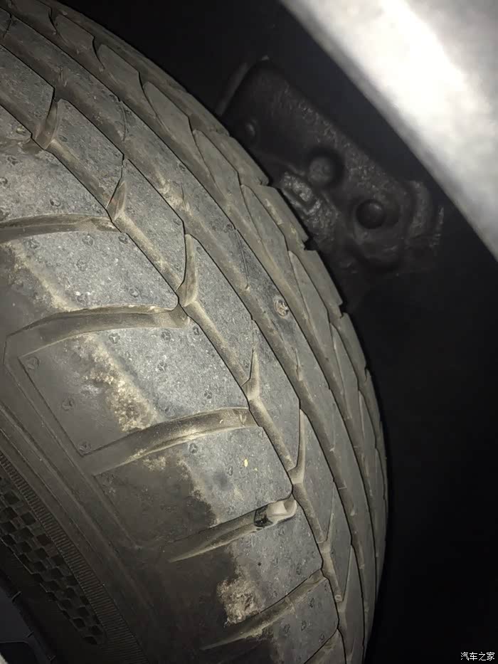 提车两天轮胎被钉子扎