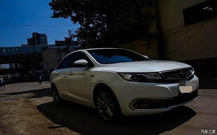 俊朗外形,前脸车身腰线都非常犀利.