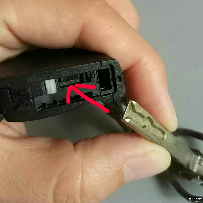 bmw宝马刀锋钥匙拆解更换电池详细步骤