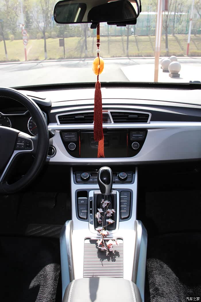 并且仪表台全部都采用触感较软搪塑材质并且在边缘还加入仿真缝线