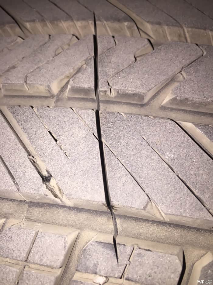 轮胎裂口子了