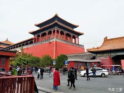 内约40米处(南门喷水池处)因建保卫平坊1918年将此亭移建到北坛门外路