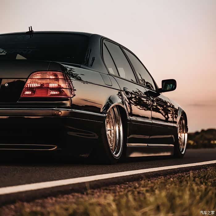 宝马e38 7系,老车#改装# ,像一条鳄鱼