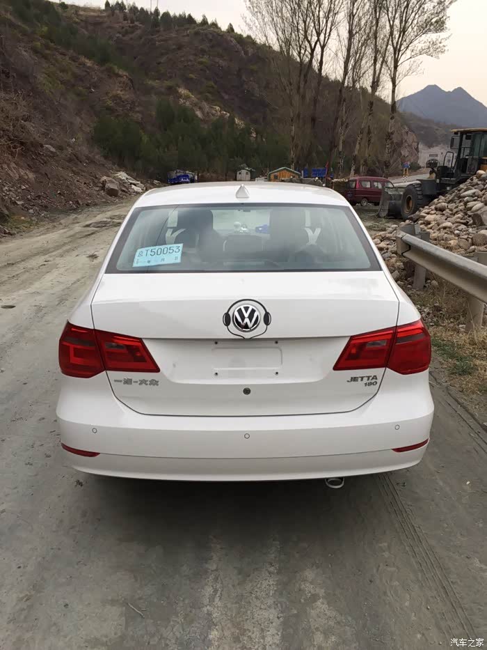 后屁股,写个180.耳机贴纸自己贴的.还有假雾灯,中午暖和时候贴的.