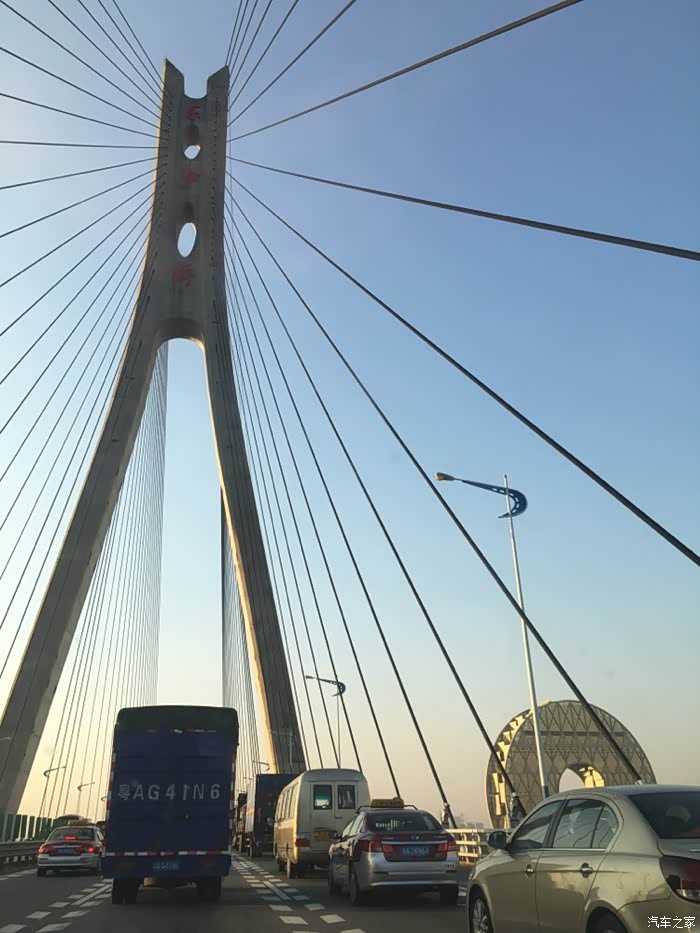 广州东沙大桥位于广州市中心区南部,主桥为独塔空间双索面混合梁斜拉