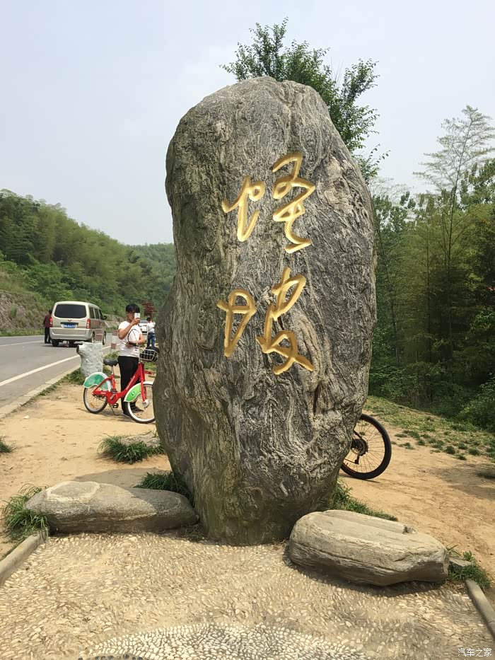 人们发现怪坡这个神奇的现象以后,后面的游人就络绎不绝.