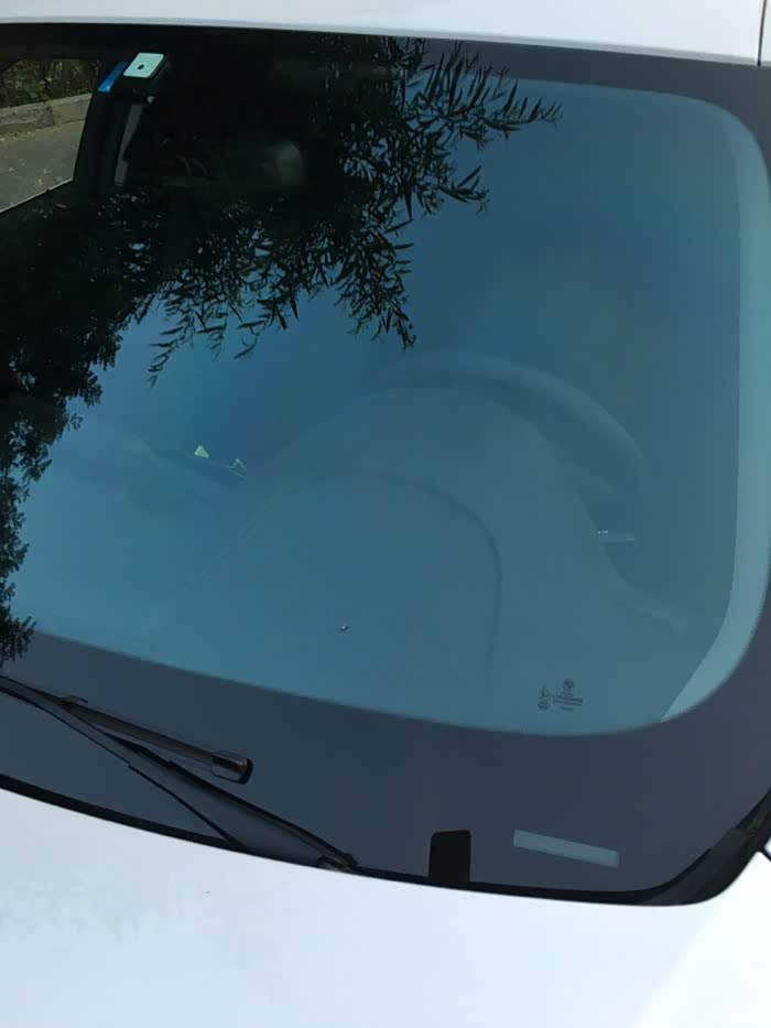 提车才一周,黄灯减速停住,隔壁车加速抢灯,砰小