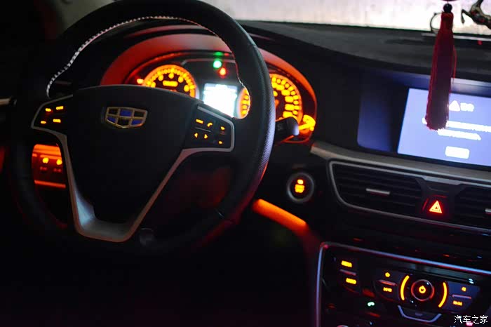 博瑞车内夜间氛围灯照片