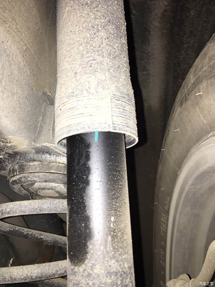 雷凌后减震器漏油