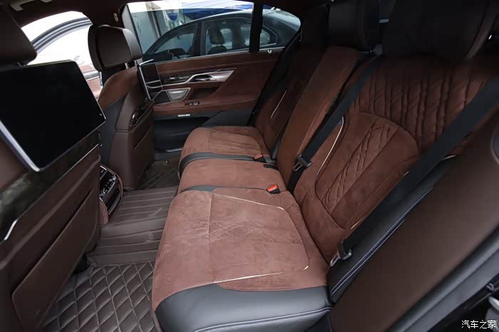 7全车内饰棕色麂皮