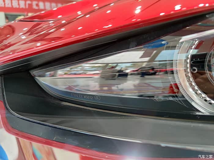 全系标配的斯坦雷led大灯