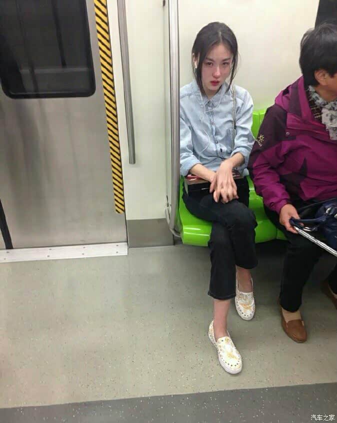 地铁上的妹子哭的我的心都碎了