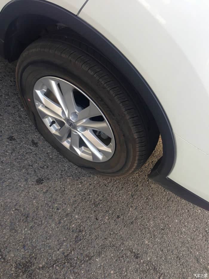两周新奇骏爆胎有图有真相----邓禄普