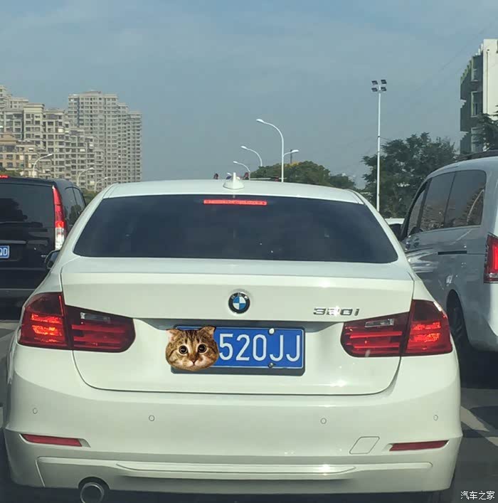 偶遇3系车牌好震撼