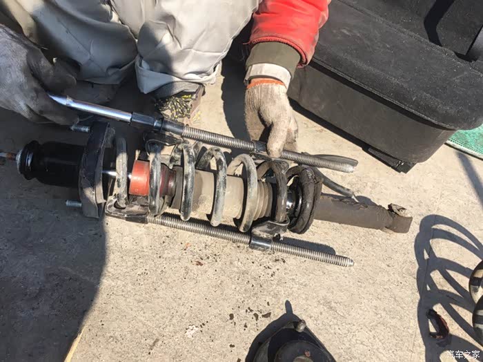 酷威后减震器安装作业