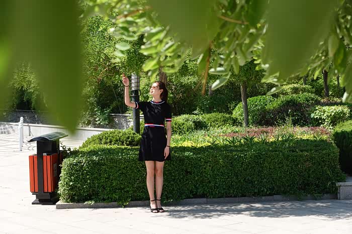 老妹儿当车模白胖子又约新欢她们花园里竟然这样了