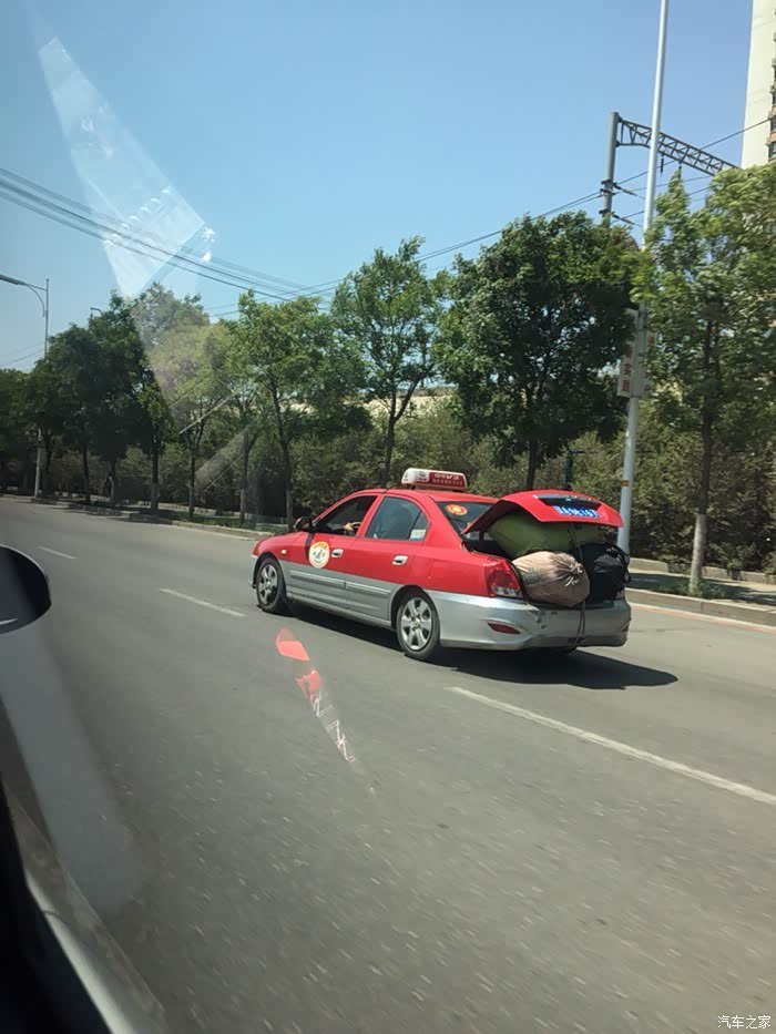 白天在路看见这样一个出租车,存在安全隐患,为赚钱也是拼.