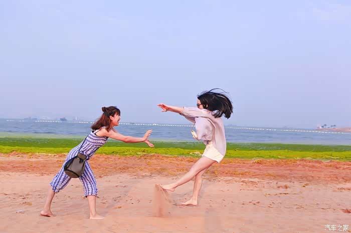 最美女司机自驾宝马3系畅游青岛沙滩尽情撒欢车子追尾