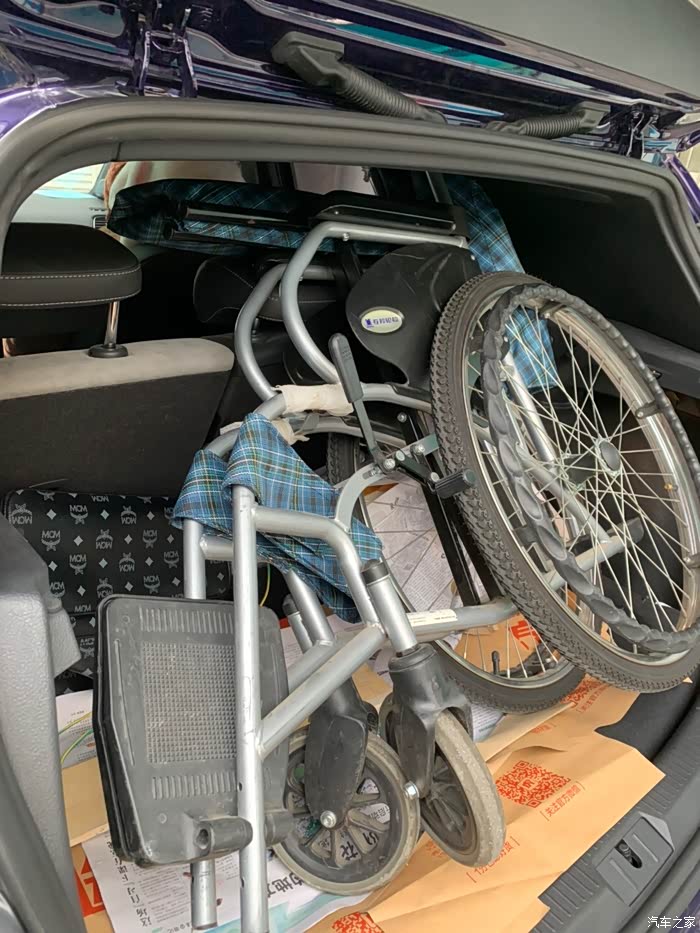 高尔夫7.5后备箱能放进标准大小轮椅
