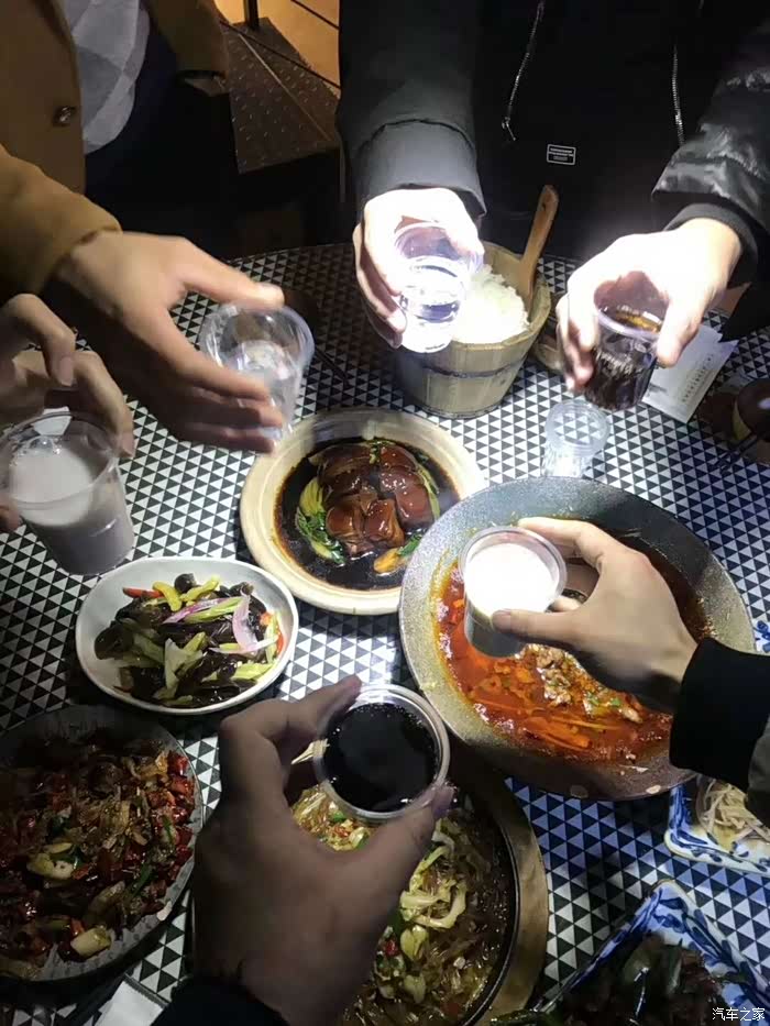 菜还没上齐就等不及,来吧先干杯.大家都开车不敢喝酒