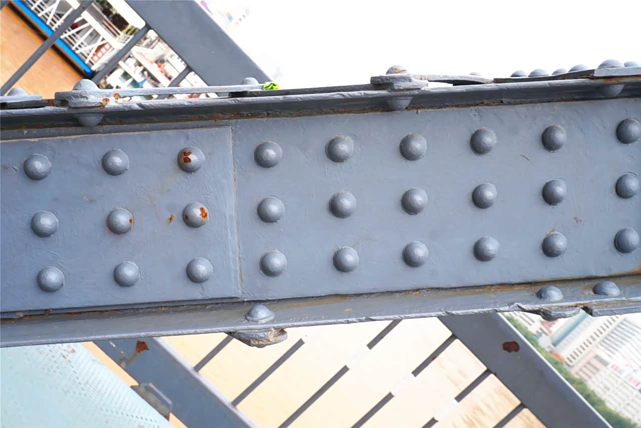 铆接包括泰坦尼克号就电焊已广泛应用以后铆接工艺还留传久如武汉江桥