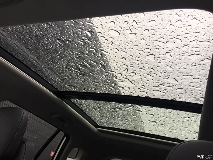下雨天把天窗遮布打开,看雨滴滴答答落在车窗上,安