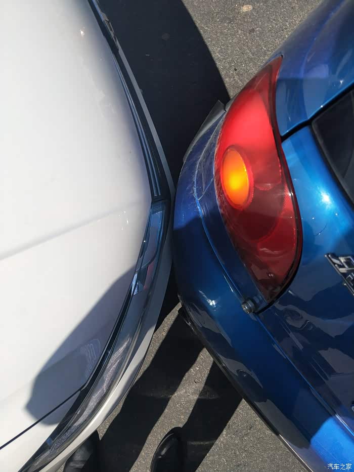 新鲜出炉的交通剐蹭