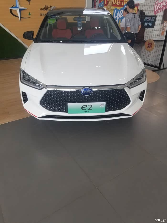 比亚迪e2纯色跟双色
