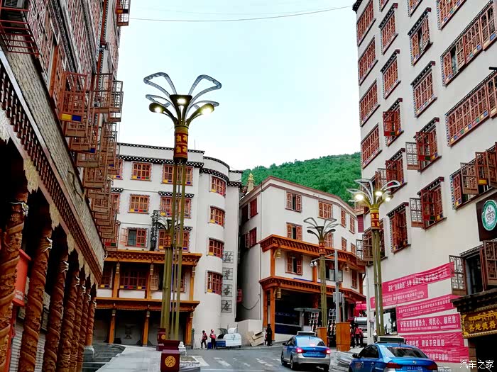 德格县城区风光