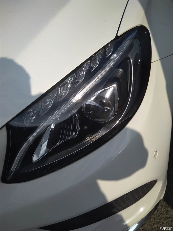 有没有人知道怎么从外观区别奔驰c的高低配大灯