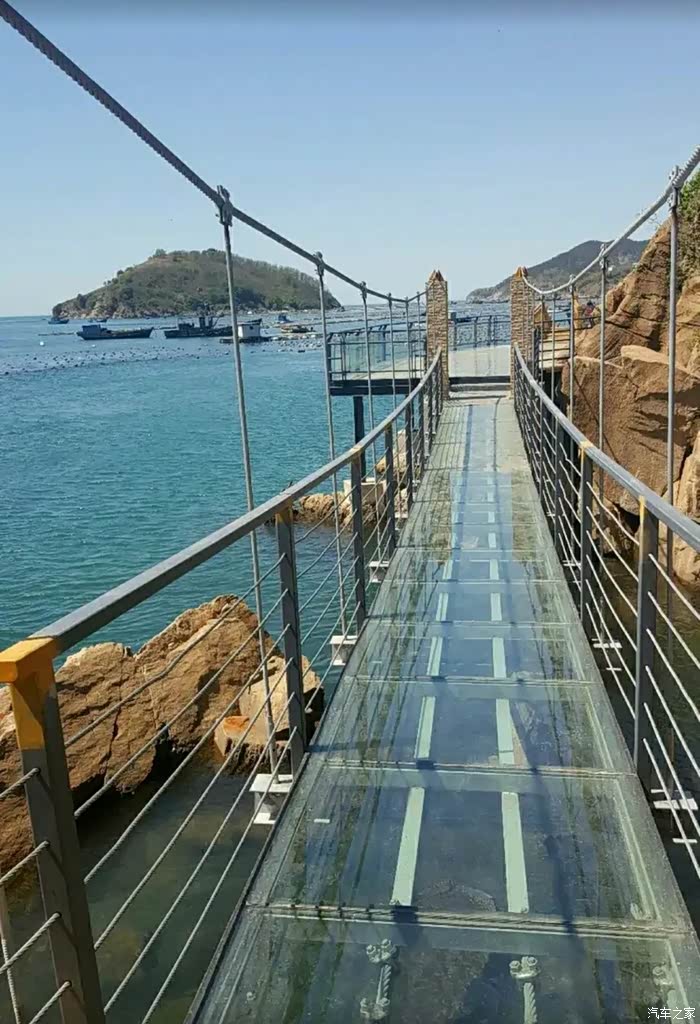 回来的时候发现了这个玻璃栈道,虽然不高,但是也有点空滤啊,拍一下