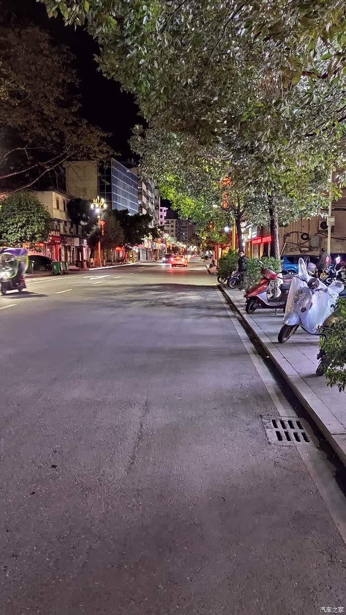 夜晚路边的昕锐